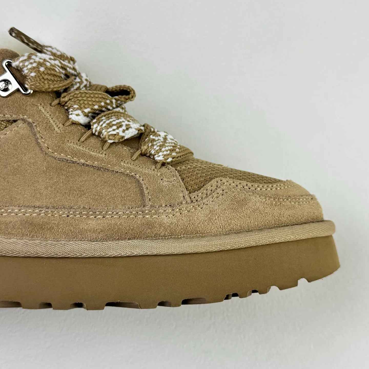 Local 💰600 OEM grade 4032 Mel series, top workmanship, super stable version ✔️ Good looks and texture, suede leather + low-key logo show retro, classic two-color shoelaces can be worn as two shoes ✔️ So comfortable that you want to weld your feet, ultra-light material + 5cm thick sole, increase height without tiring the feet, wool insoles are warm and breathable, no pressure for commuting and shopping all day long ✔️ I love the details: wide shoelaces for photos. Sizes 34-45 are suitable for various foot types. Slight stains can be wiped clean with a damp cloth. The loose feeling in early autumn is all due to it. Close your eyes and avoid stepping on thunder! 👟